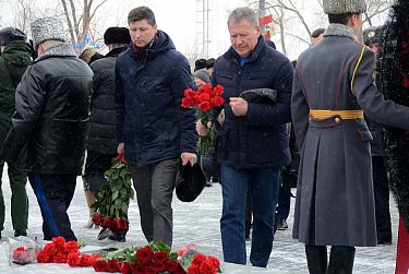 Парламентарии возложили цветы к Вечному огню